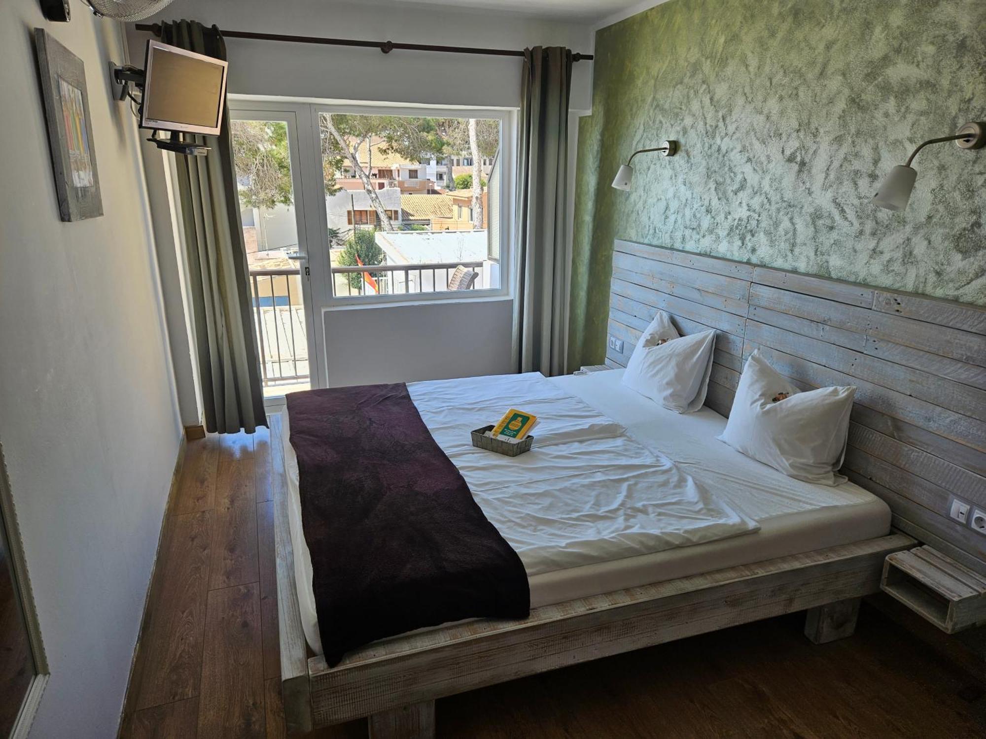 Seven Hostal Cala Millor  Exteriör bild