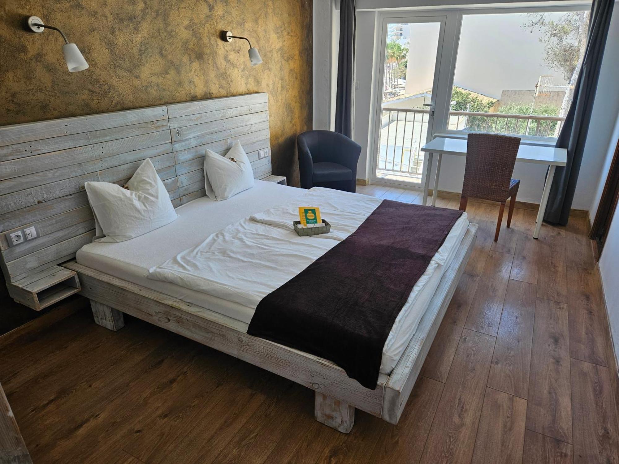 Seven Hostal Cala Millor  Exteriör bild